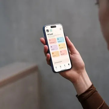 La app Barkyn en la mano, con el seguimiento veterinario